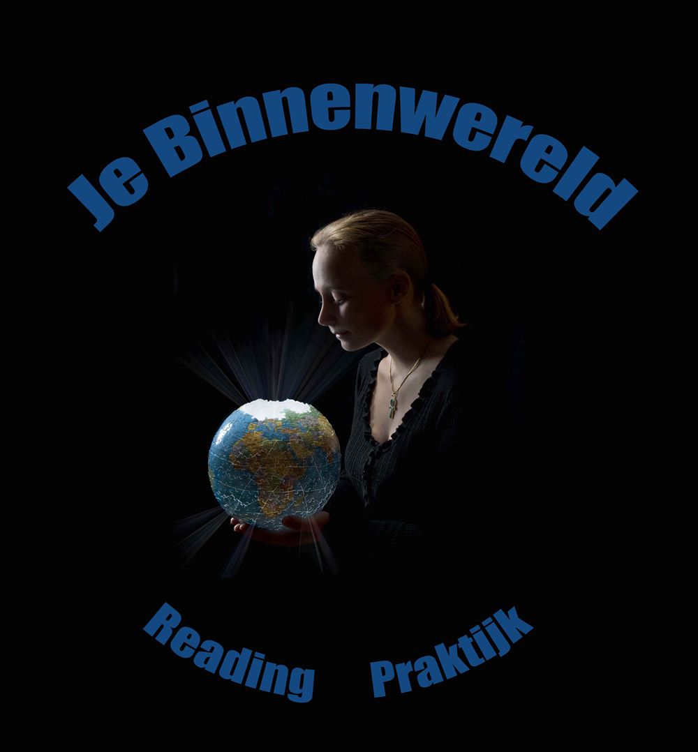 Je Binnenwereld – Reading, Praktijk: een vrouw kijkt naar een puzzelglobe die licht geeft